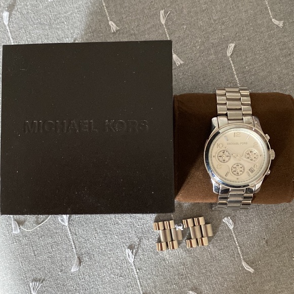 Michael kors oversized silver watch - Picture 3 of 3
